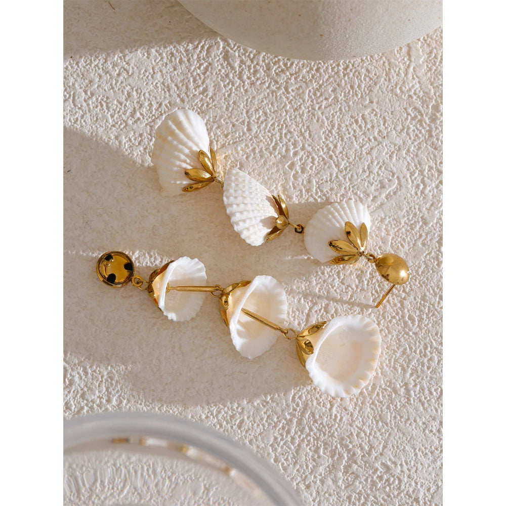 Brinco Feminino Dourado com Conchas Naturais – Estilo Praiano