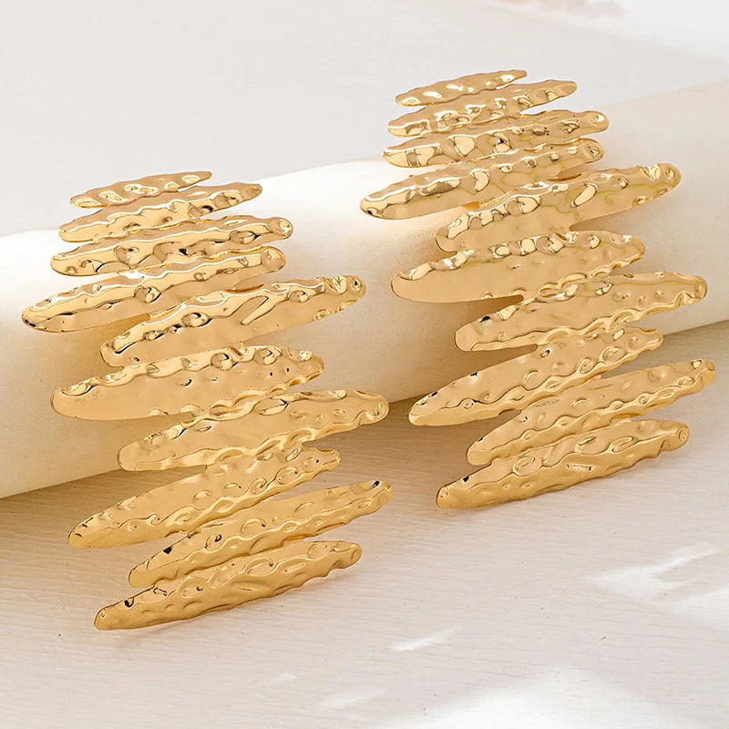 Brinco Feminino Dourado Texturizado – Design Moderno e Elegante