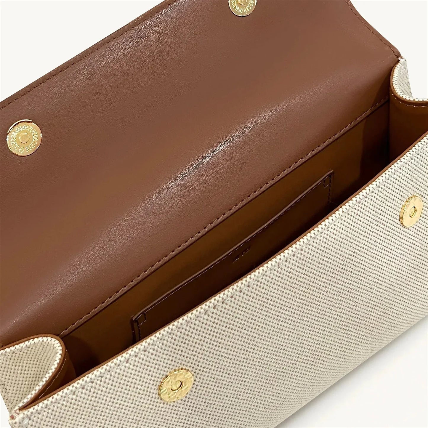 Bolsa Feminina de Mão com Textura Trançada com Fecho Dourado