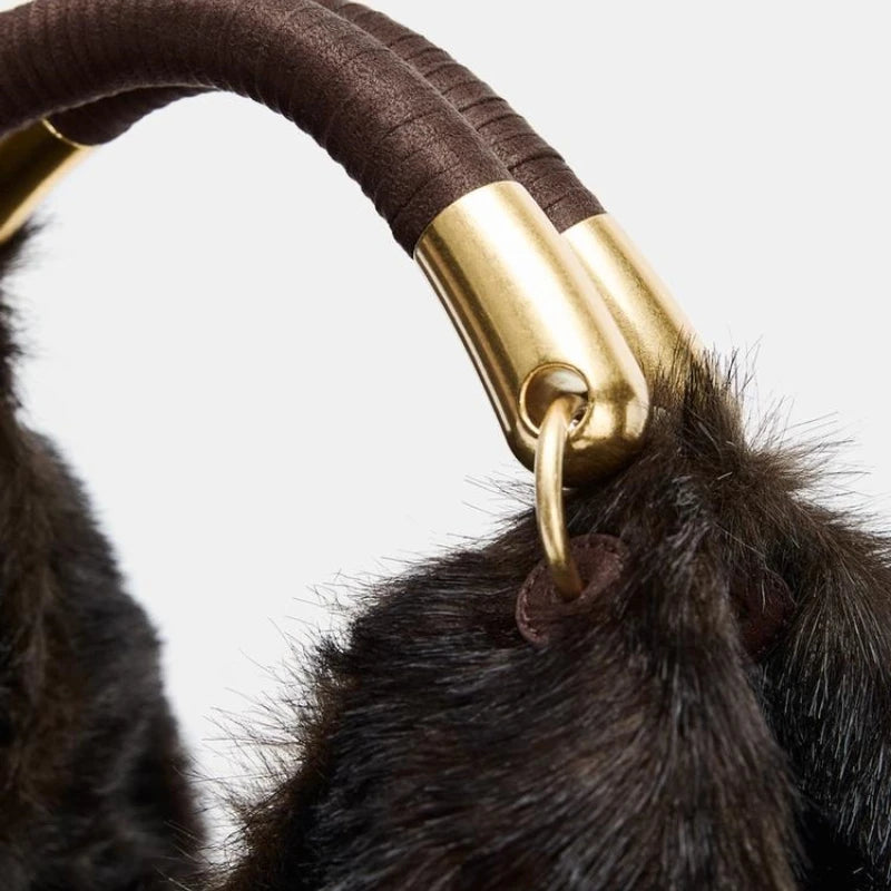 Bolsa Feminina de Pelúcia Marrom com Alça Dourada