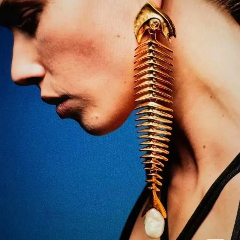 Brinco Dourado Feminino com Design Artístico e Pérola Premium