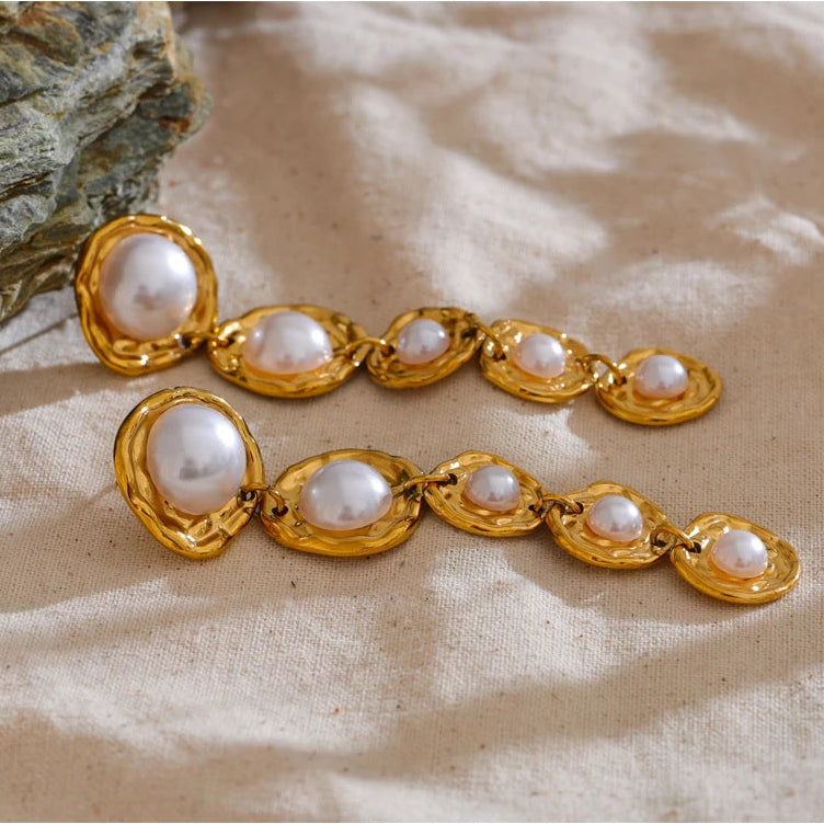 Brinco Longo Dourado com Pérolas – Joia Feminina Elegante