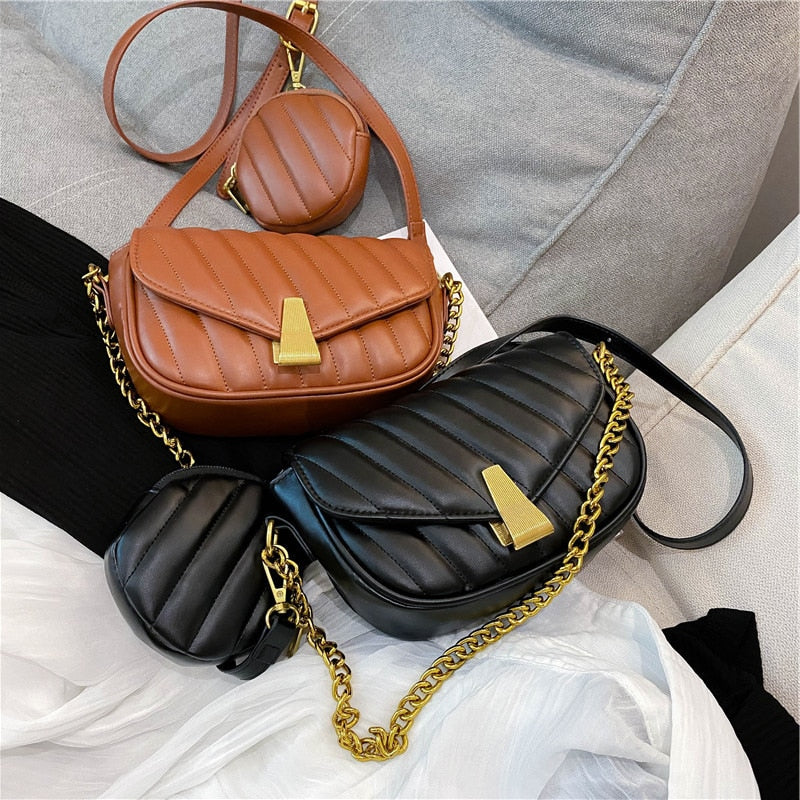Bolsa Feminina Transversal Meia Lua com Corrente