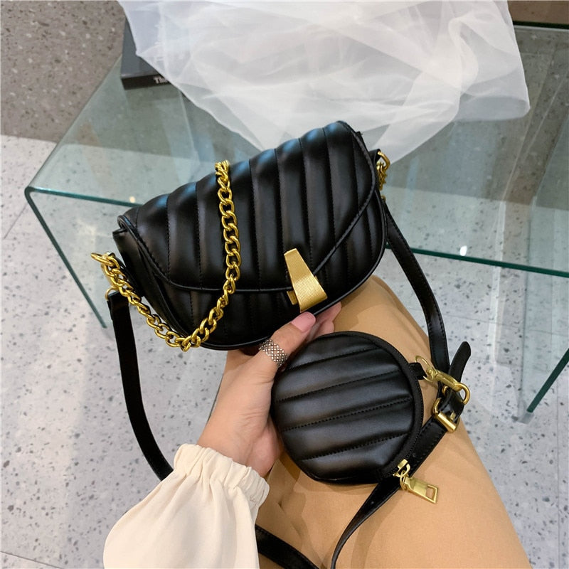 Bolsa Feminina Transversal Meia Lua com Corrente