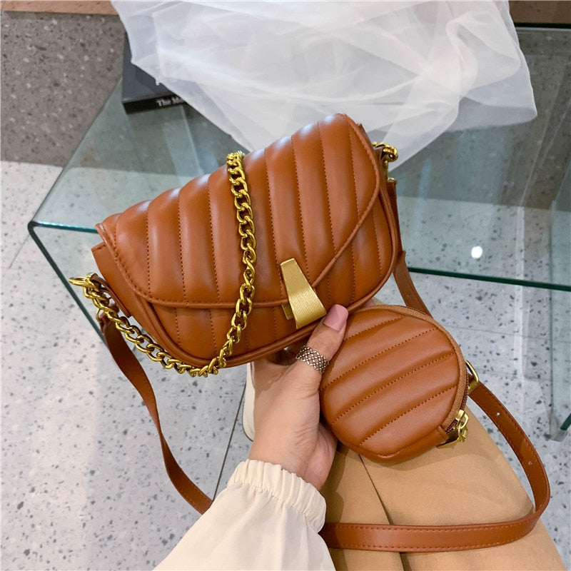 Bolsa Feminina Transversal Meia Lua com Corrente