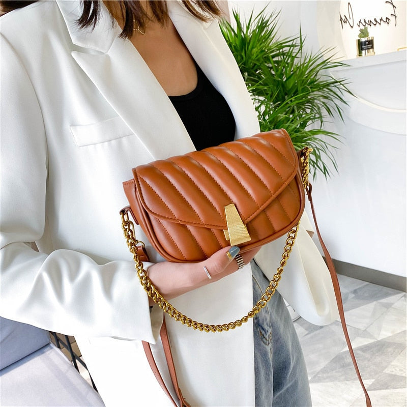 Bolsa Feminina Transversal Meia Lua com Corrente