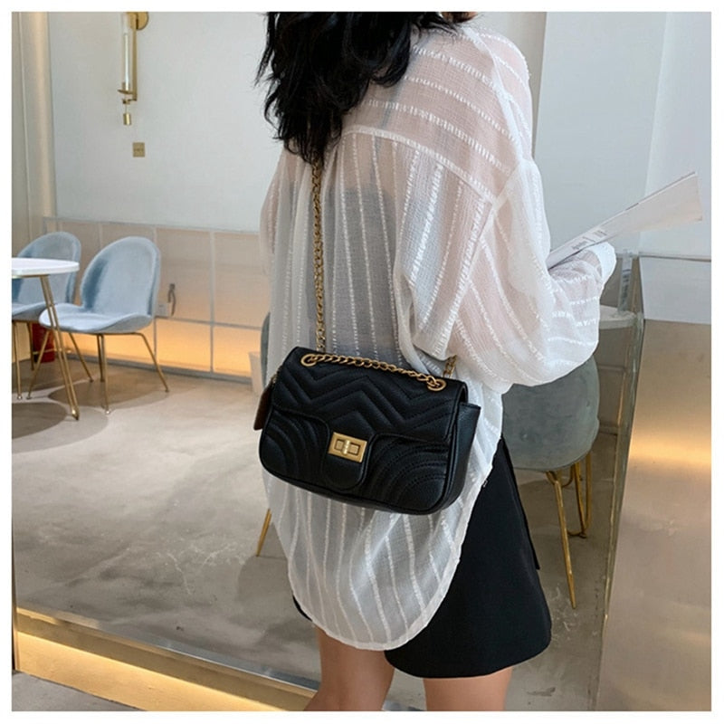 Bolsa Feminina Transversal Acolchoada em Couro Ecológico