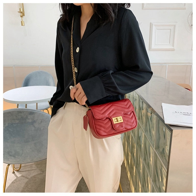 Bolsa Feminina Transversal Acolchoada em Couro Ecológico