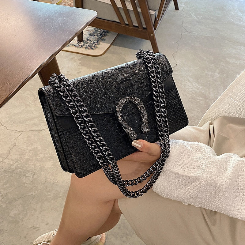 Bolsa Feminina Quadrada com Corrente em Couro – Design Elegante