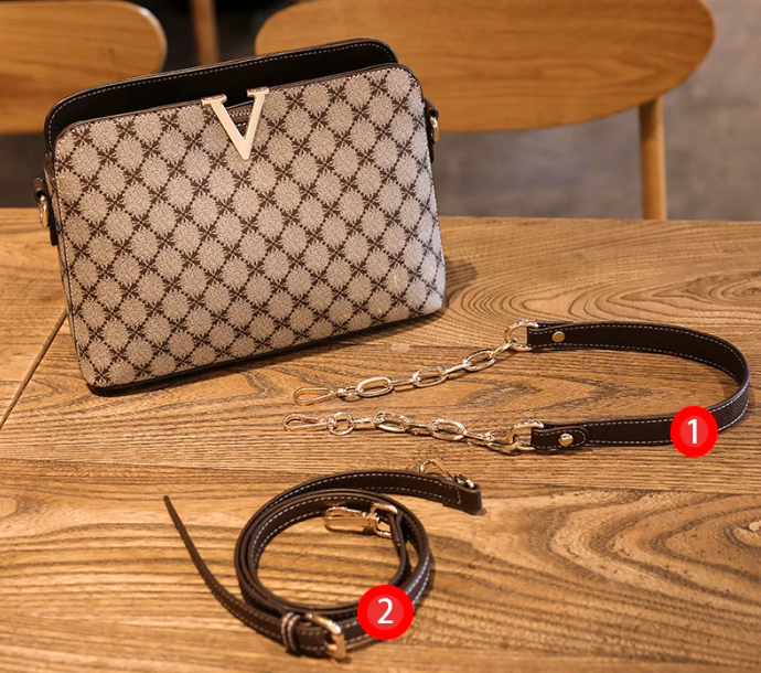 Bolsa Feminina Monograma Marrom com Alça Transversal e Detalhe Dourado