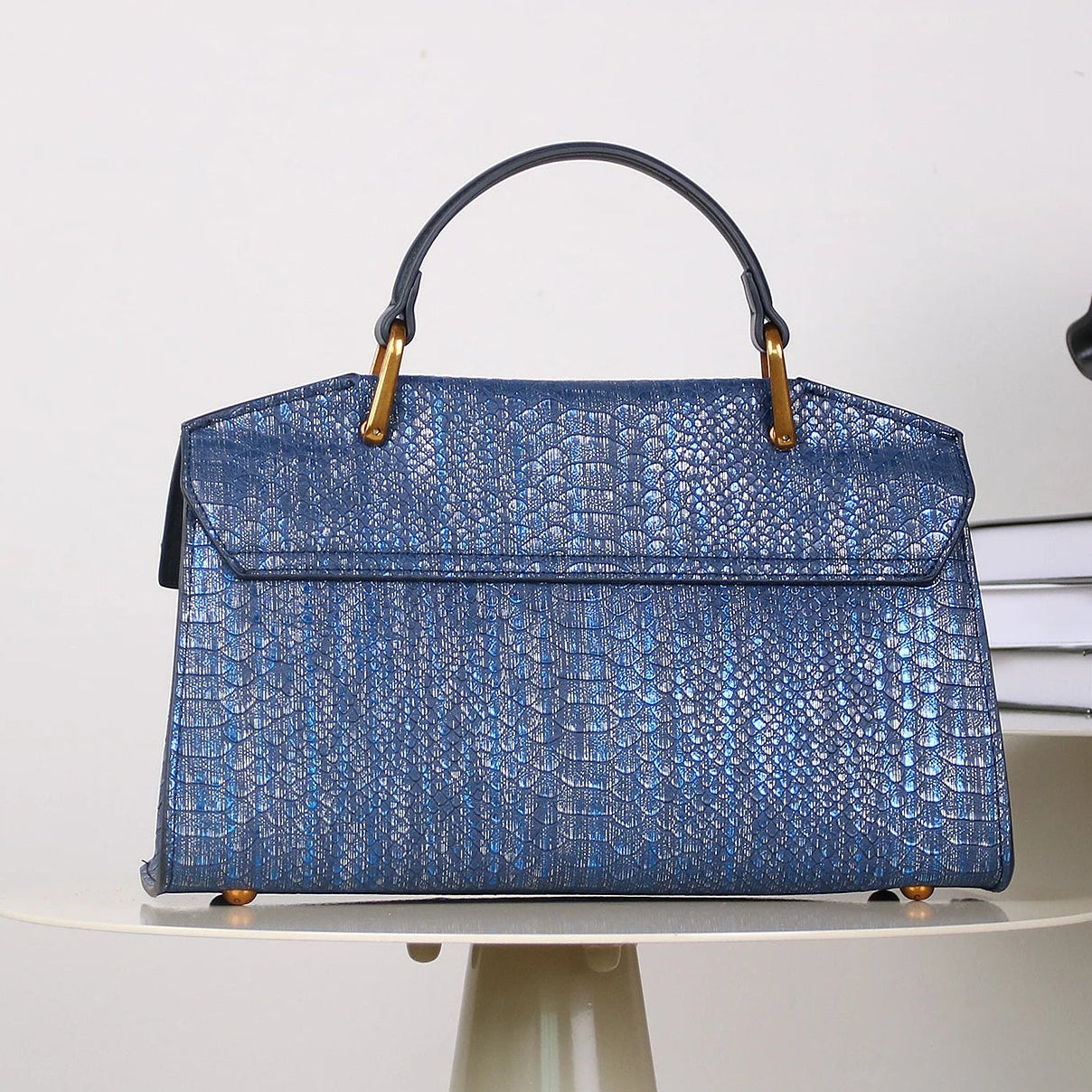 Bolsa Feminina Estruturada em Couro com Textura Croco