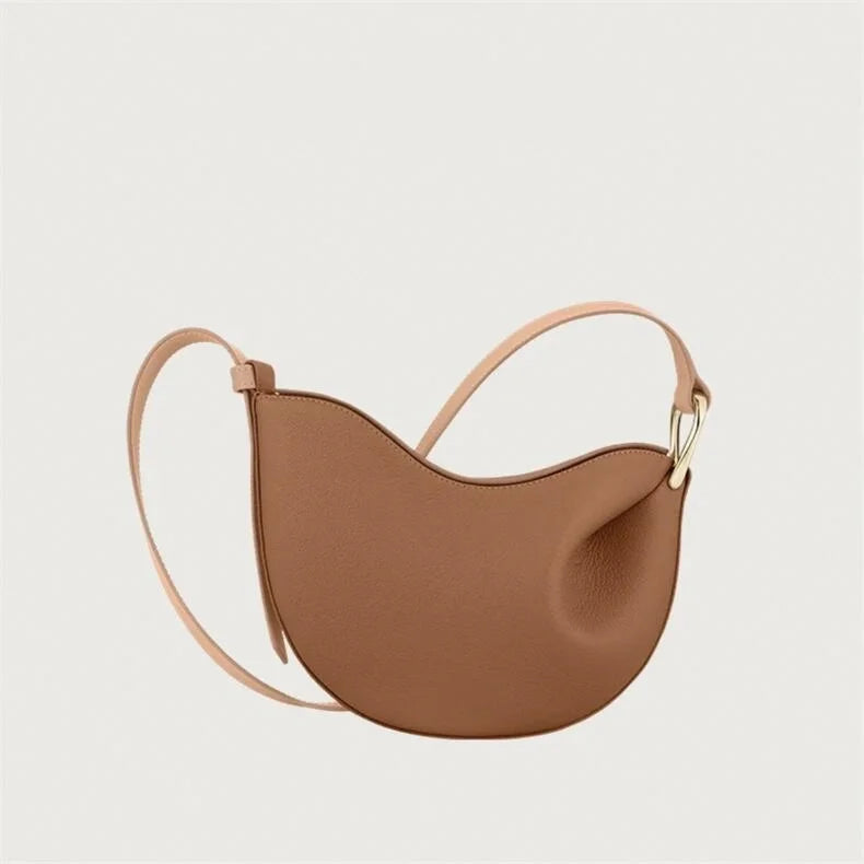 Bolsa feminina com design minimalista, feita em couro ecológico premium. Ideal para looks elegantes
