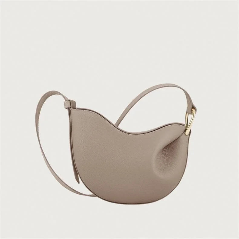 Bolsa feminina com design minimalista, feita em couro ecológico premium. Ideal para looks elegantes