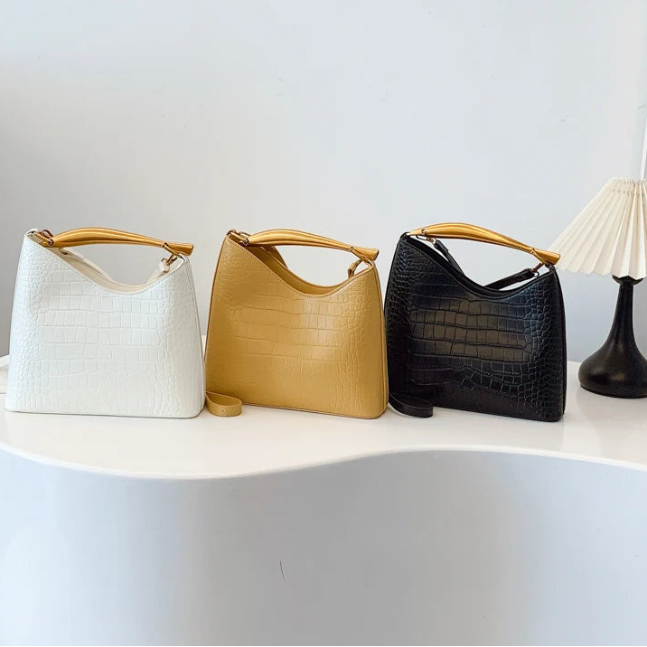 Bolsa Feminina com Textura Croco e Alça Dourada – Elegante e Premium