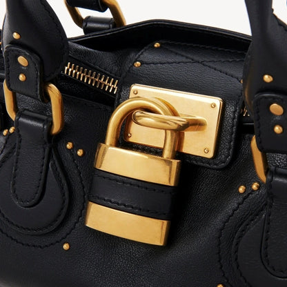 Bolsa Feminina de Mão em Couro com Detalhes Dourados