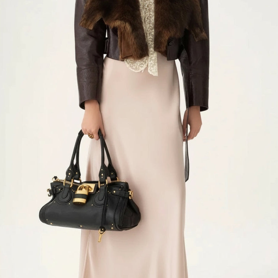 Bolsa Feminina de Mão em Couro com Detalhes Dourados