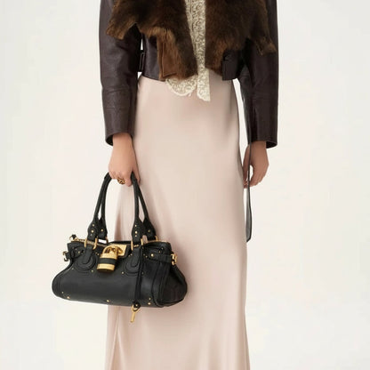 Bolsa Feminina de Mão em Couro com Detalhes Dourados