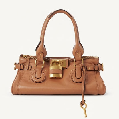 Bolsa Feminina de Mão em Couro com Detalhes Dourados