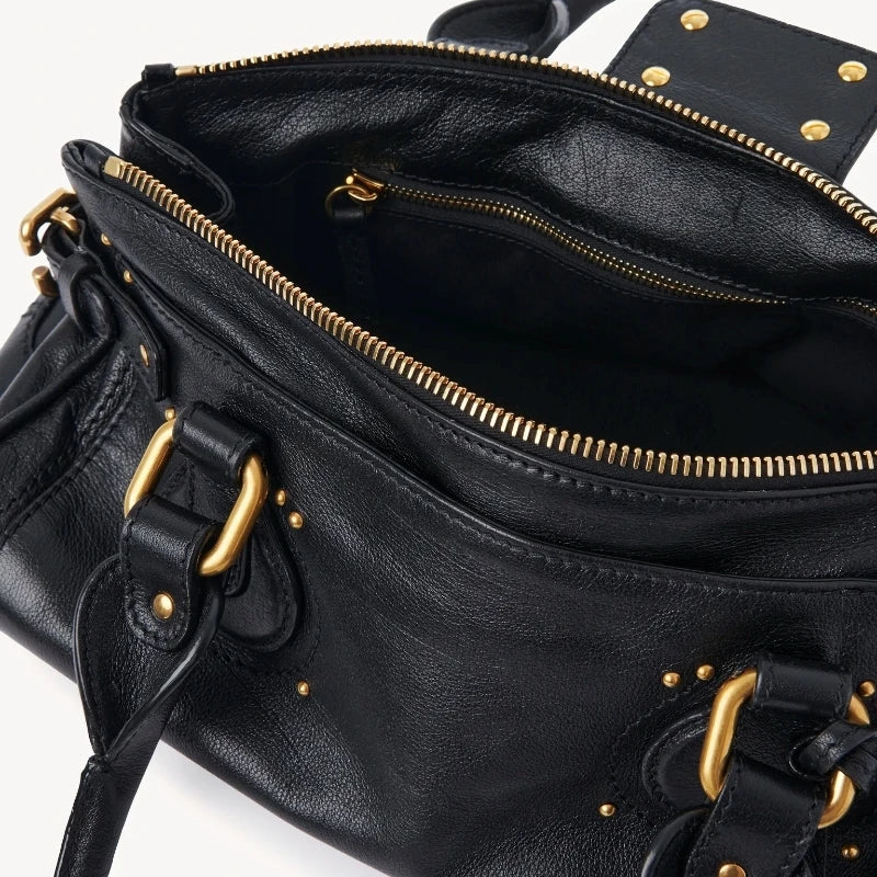 Bolsa Feminina de Mão em Couro com Detalhes Dourados