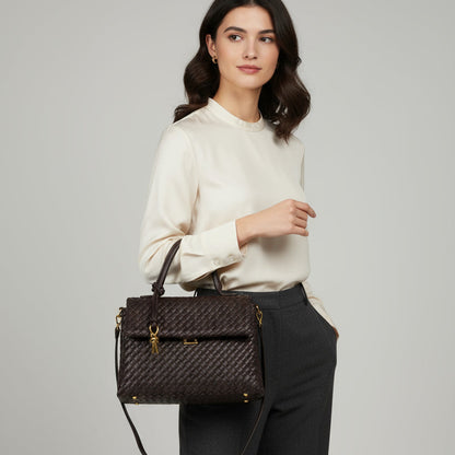 Bolsa feminina premium trançada marrom com alça de mão e acabamento sofisticado