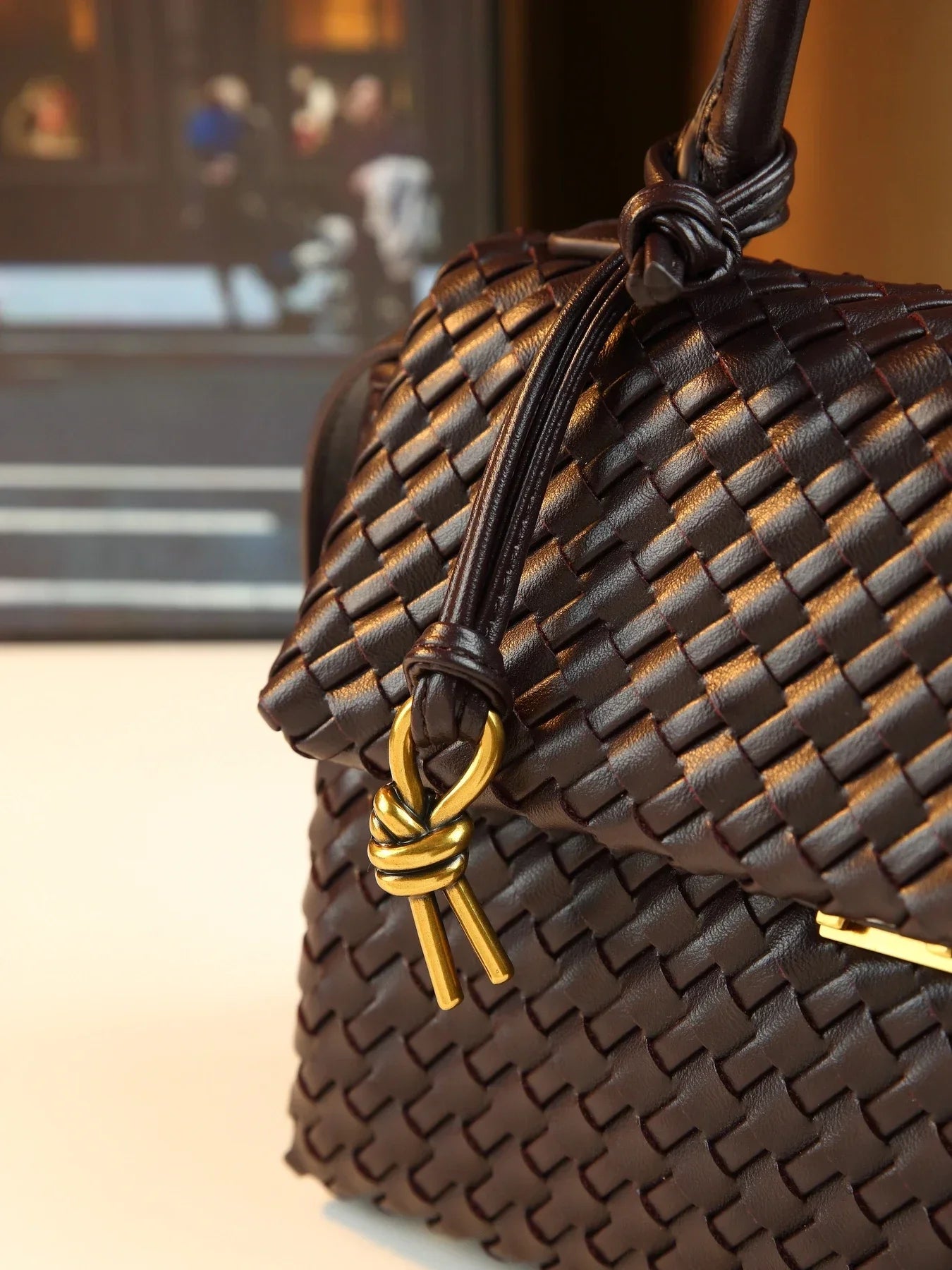 Bolsa feminina premium trançada marrom com alça de mão e acabamento sofisticado