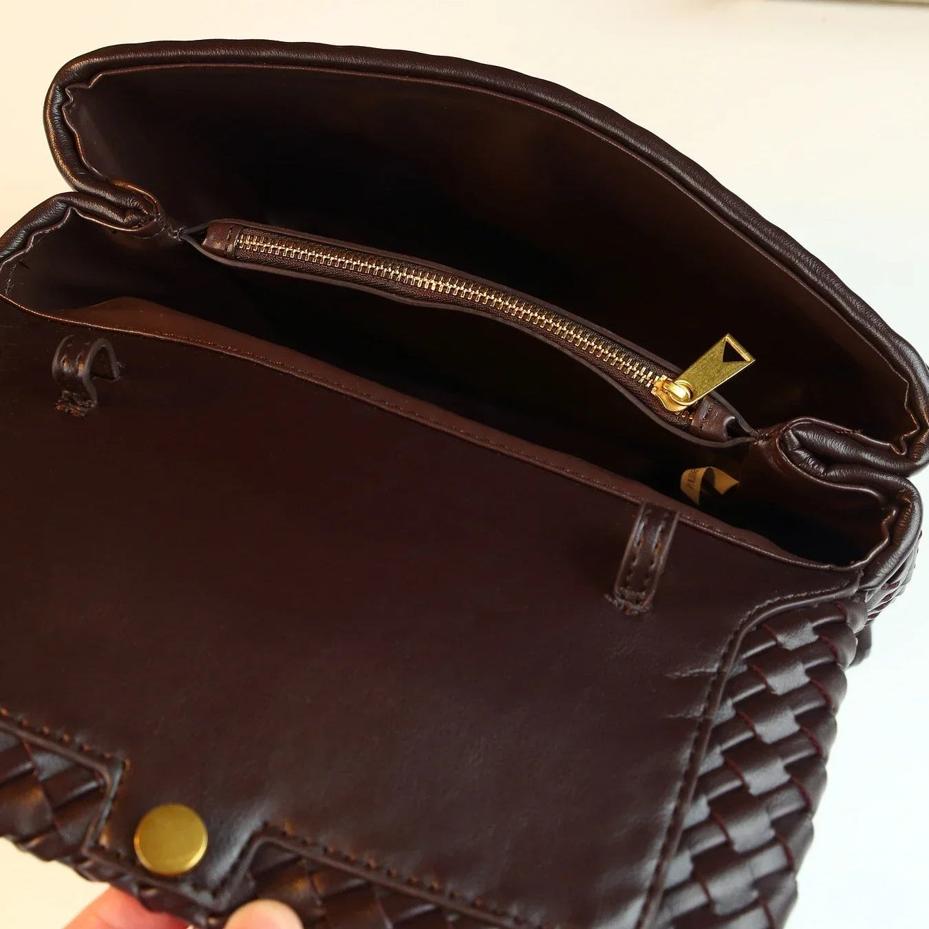 Bolsa feminina premium trançada marrom com alça de mão e acabamento sofisticado