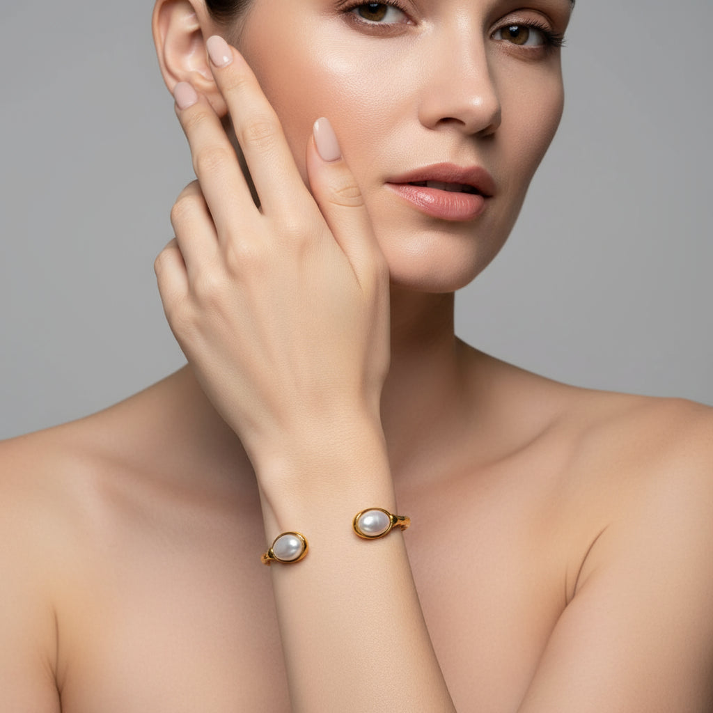 Bracelete feminino dourado com pérolas premium