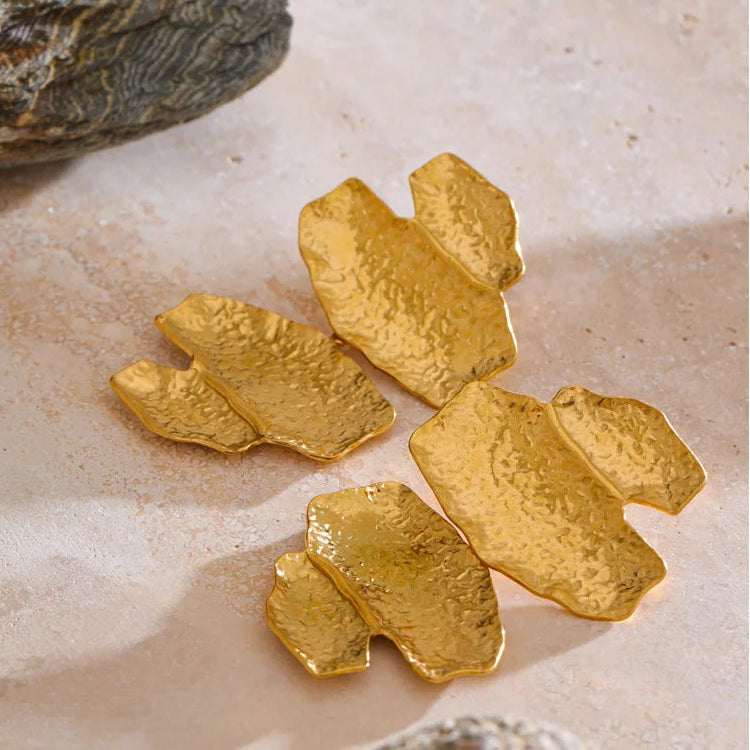 Brinco Feminino Dourado Esculpido Grande | Joia Premium Moderna