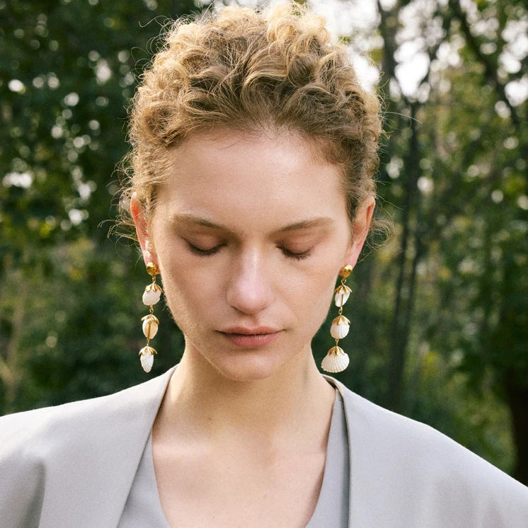 Brinco Feminino Dourado com Conchas Naturais