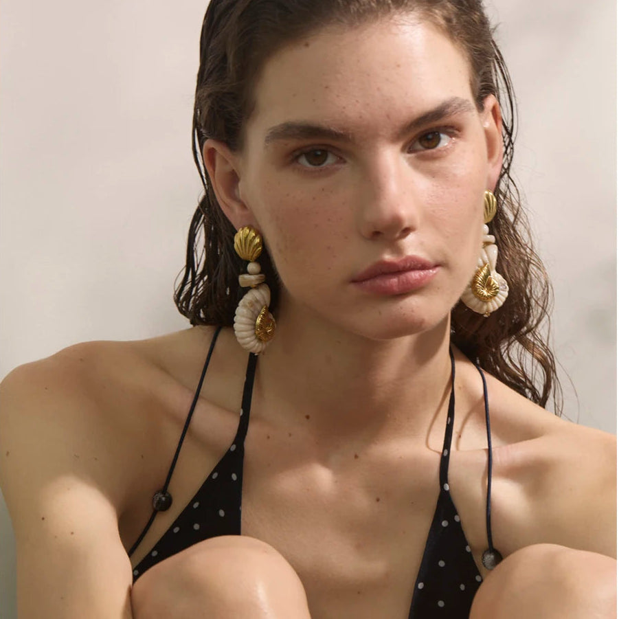 Brinco Feminino Dourado com Detalhes em Concha