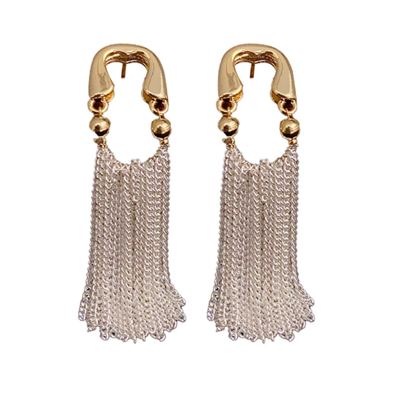 Brinco Longo Feminino com Correntes – Design Elegante e Sofisticado