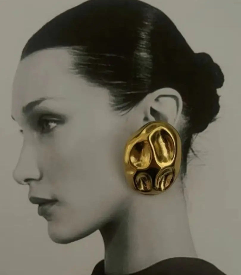 Brinco dourado feminino escultural com design moderno e acabamento premium