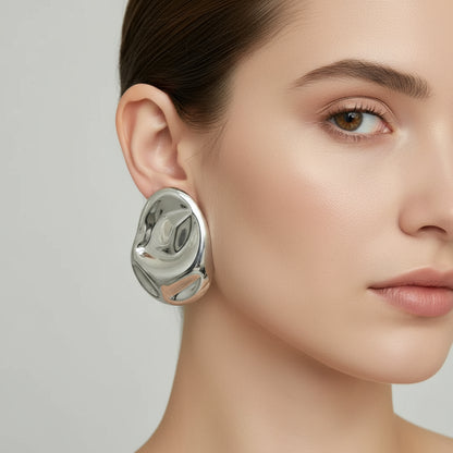 Brinco Prata feminino escultural com design moderno e acabamento premium