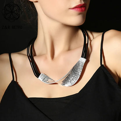 Colar Feminino com Detalhe Prateado Texturizado