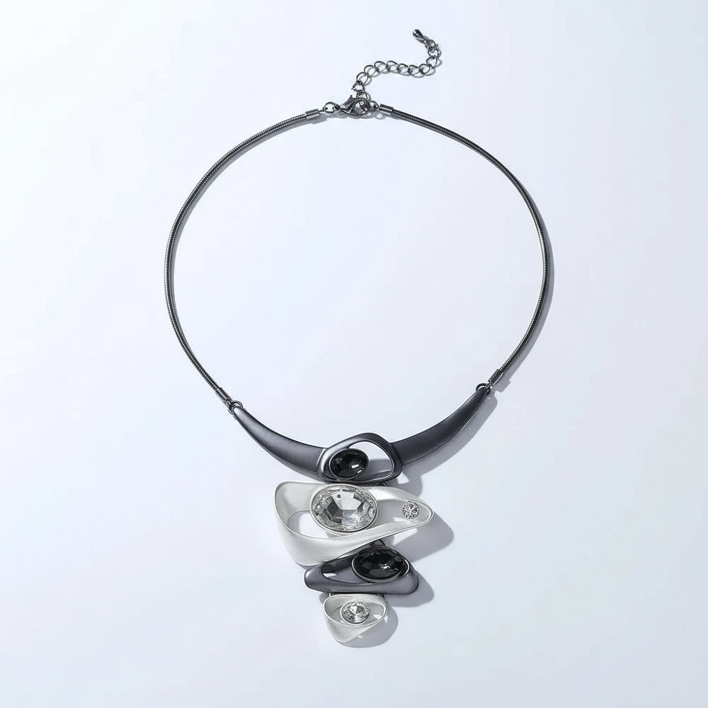 Colar Feminino Banhado a Prata com Detalhes Brilhantes