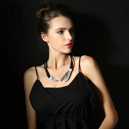 Colar Feminino com Detalhe Prateado Texturizado