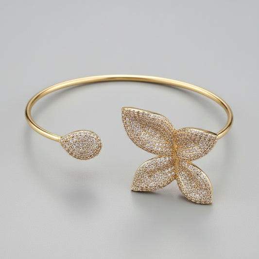 Pulseira Feminina Dourada com Borboleta Cravejada com Zircônias