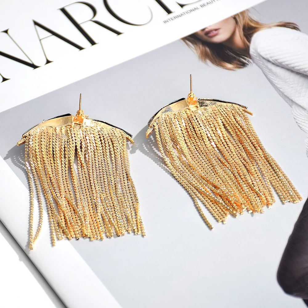 Brinco Feminino Águia Dourada com Correntes — Estilo Elegante e Moderno