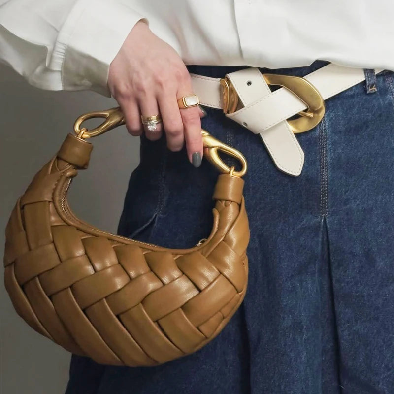 Bolsa Feminina Trançada com Alça Dourada