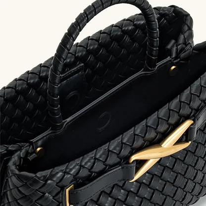 Bolsa Feminina de Mão Trançada com Detalhe Dourado