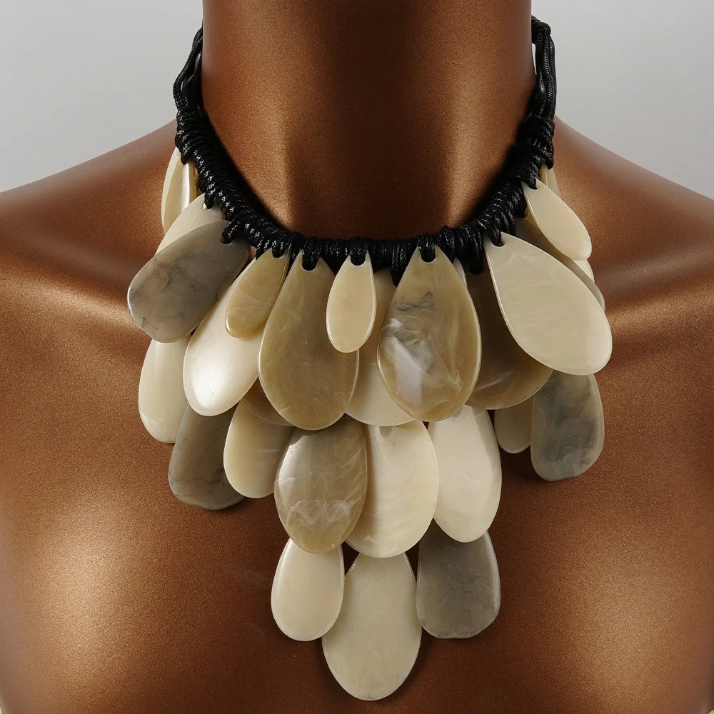 Colar Feminino Artesanal Grande com Pingentes Ovais – Design Exclusivo