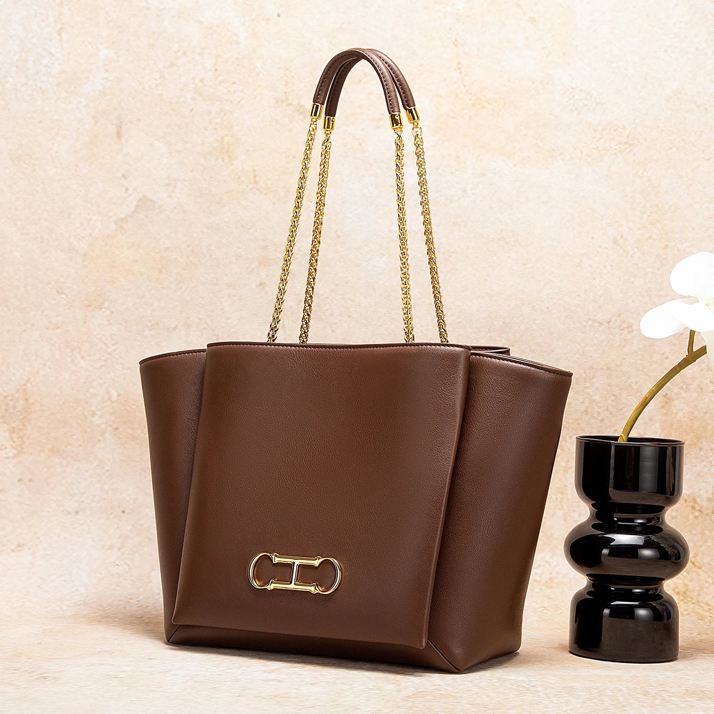 Bolsa Feminina Grande com Alças Douradas – Design Estruturado