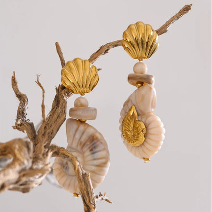 Brinco Feminino Dourado com Detalhes em Concha