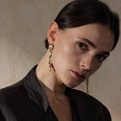 Brinco Longo Dourado com Pérolas – Joia Feminina Elegante