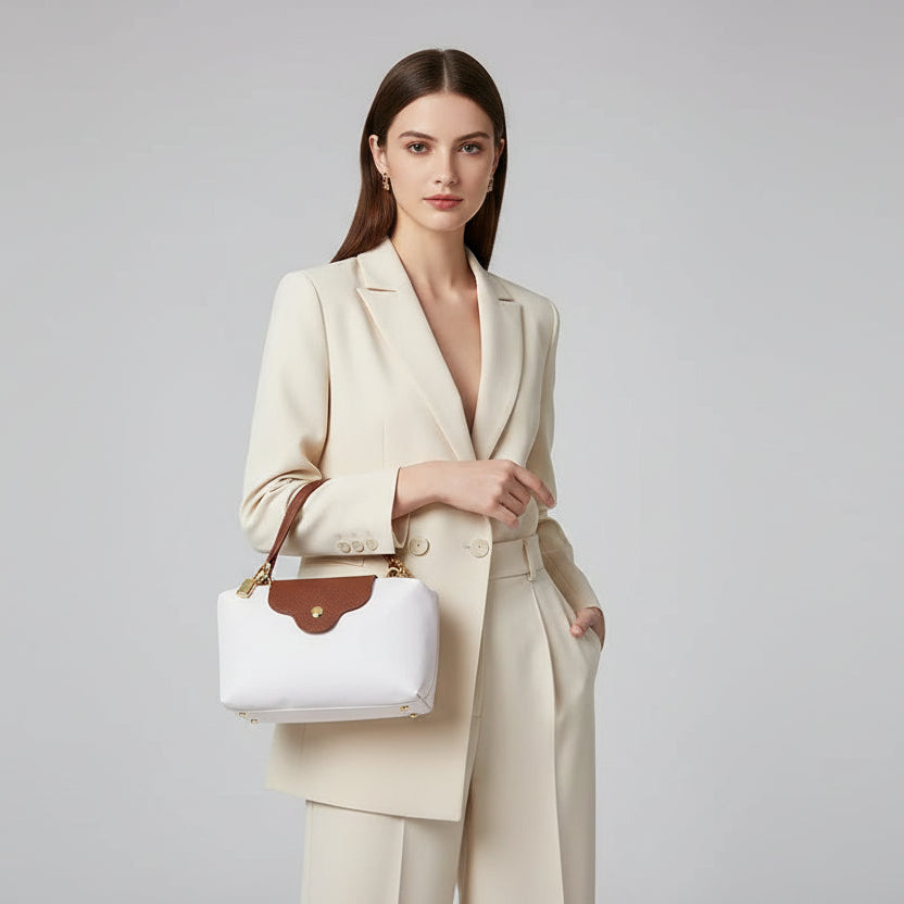 Mini Bolsa Feminina Tiracolo com Tampa Couro Marrom
