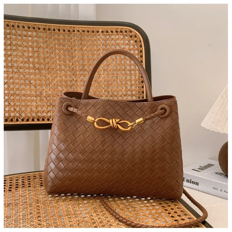 Bolsa Feminina Trançada com Alça de Mão e Detalhe Dourado