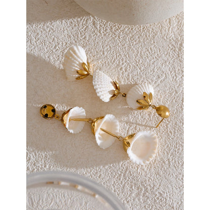 Brinco Feminino Dourado com Conchas Naturais – Estilo Praiano