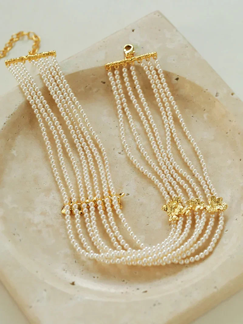 Colar Choker de Pérolas Delicadas com Detalhes Dourados - joia Fina