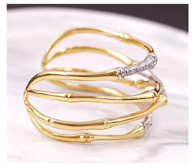 Bracelete Dourado Feminino com Detalhes em Strass Premium