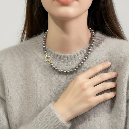 Colar de Pérolas com Fecho Frontal Dourado – Minimalista Premium